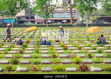 Kanchanaburi THAILAND - 21. FEBRUAR: Unidentifizierte Arbeiter renovieren und dekorieren Blumen auf dem Allied war Cemetery von Kanchanaburi am 21.2020 in Ka Stockfoto