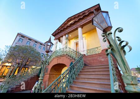 Treppenaufgang zu den United Daughters of the Confederacy Building im historischen Charleston in der Nacht, South Carolina. Stockfoto