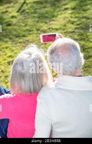 Älteres Paar macht selfie im Freien zum Genuss des Lebens. Stockfoto