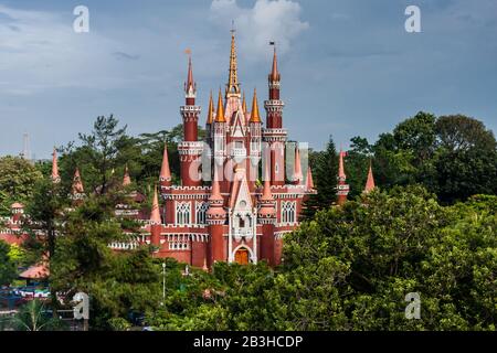 Ein Vergnügungspark für Märchenburg und Kinder in Taman Mini Indonesia Indah (Schöner Freizeitpark Indonesien), Jakarta Stockfoto