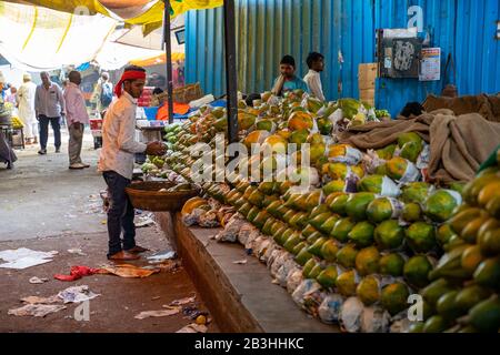 Mumbai, Indien - 29. Februar 2020: Viele Papaya-Früchte zum Verkauf auf dem Crawford-Markt, während die Arbeiter die Papayas in Reihen stapeln Stockfoto