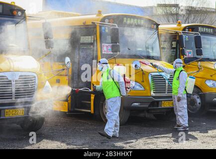 Shandong, Shandong, China. März 2020. Shandong, CHINA-Umweltschutz-Freiwillige in Tengzhou Stadt, Provinz Shandong, führte die obligatorische epidemische Prävention und Desinfektion von 1.026 Bussen, Schulbussen, Bussen, Taxis und anderen Personenkraftwagen durch, die von der Verkehrsgesellschaft Tengzhou betrieben werden, und schuf so ein sauberes und sicheres Fahrumfeld für den Straßenpersonenverkehr, um den Betrieb wieder aufzunehmen. Kredit: SIPA Asia/ZUMA Wire/Alamy Live News Stockfoto