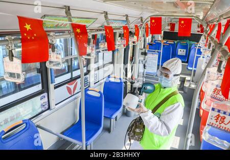 Shandong, Shandong, China. März 2020. Shandong, CHINA-Umweltschutz-Freiwillige in Tengzhou Stadt, Provinz Shandong, führte die obligatorische epidemische Prävention und Desinfektion von 1.026 Bussen, Schulbussen, Bussen, Taxis und anderen Personenkraftwagen durch, die von der Verkehrsgesellschaft Tengzhou betrieben werden, und schuf so ein sauberes und sicheres Fahrumfeld für den Straßenpersonenverkehr, um den Betrieb wieder aufzunehmen. Kredit: SIPA Asia/ZUMA Wire/Alamy Live News Stockfoto