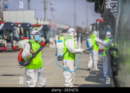 Shandong, Shandong, China. März 2020. Shandong, CHINA-Umweltschutz-Freiwillige in Tengzhou Stadt, Provinz Shandong, führte die obligatorische epidemische Prävention und Desinfektion von 1.026 Bussen, Schulbussen, Bussen, Taxis und anderen Personenkraftwagen durch, die von der Verkehrsgesellschaft Tengzhou betrieben werden, und schuf so ein sauberes und sicheres Fahrumfeld für den Straßenpersonenverkehr, um den Betrieb wieder aufzunehmen. Kredit: SIPA Asia/ZUMA Wire/Alamy Live News Stockfoto