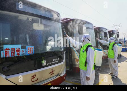 Shandong, Shandong, China. März 2020. Shandong, CHINA-Umweltschutz-Freiwillige in Tengzhou Stadt, Provinz Shandong, führte die obligatorische epidemische Prävention und Desinfektion von 1.026 Bussen, Schulbussen, Bussen, Taxis und anderen Personenkraftwagen durch, die von der Verkehrsgesellschaft Tengzhou betrieben werden, und schuf so ein sauberes und sicheres Fahrumfeld für den Straßenpersonenverkehr, um den Betrieb wieder aufzunehmen. Kredit: SIPA Asia/ZUMA Wire/Alamy Live News Stockfoto