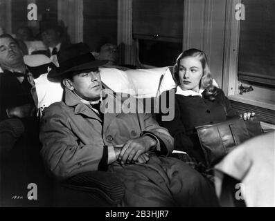 Alan LADD und VERONICA LAKE im Train Carriage Eye einander verdächtig in DIESER WAFFE FÜR DEN VERLEIH Regisseur Frank TUTTLE Original-Roman von GRAHAM GREENE Paramount Pictures aus dem Jahr 1942 Stockfoto