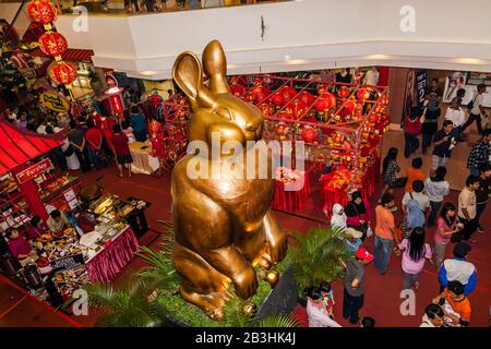 Chinesische Neujahrsdekoration mit einer Kaninchenstatue in einem Einkaufszentrum in der Innenstadt von Yogyakarta, Indonesien Stockfoto