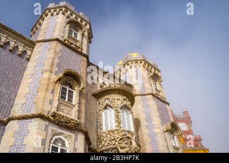 Sintra, Portugal - 18. Januar 2020: Blauer Himmel versucht, an einem Wintertag im Pena Palace den Nebel zu durchbrechen Stockfoto