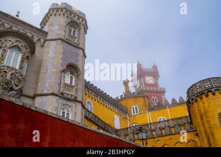 Sintra, Portugal - 18. Januar 2020: Blauer Himmel versucht, an einem Wintertag im Pena Palace den Nebel zu durchbrechen Stockfoto