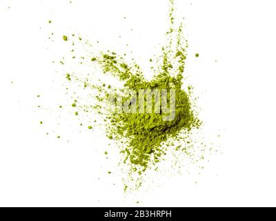 Grünes Matcha-Teepulver auf weißem Hintergrund. Gepuderte Makcha-Tea-Explosion, isoliert auf weiß mit Schneideweg. Draufsicht oder flache Lage. Stockfoto