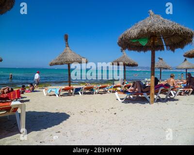 11. August, Mallorca, Ballerman: Voll besetzter Strand an der Playa de Palma, Ballermann, Fremdenverkehrszentrum des Grillen von Germanon auf Mallorca Stockfoto