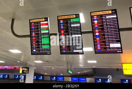 Die Flugabflugstafeln, die stornierte Flüge am Flughafen Glasgow als Flybe, Europas größte regionale Fluggesellschaft, zeigen, sind in die Verwaltung eingebrochen. Stockfoto