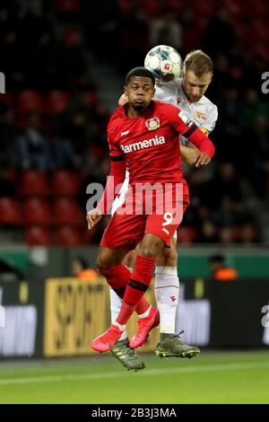 Leverkusen, Deutschland. März 2020. Leon Bailey (vorne) von Leverkusen spielt mit Marvin Friedrich von Union Berlin in einem Viertelfinalspiel des deutschen Pokals 2019-2020 zwischen Bayer 04 Leverkusen und dem FC Union Berlin in Leverkusen am 4. März 2020. Credit: Joachim Bywaletz/Xinhua/Alamy Live News Stockfoto