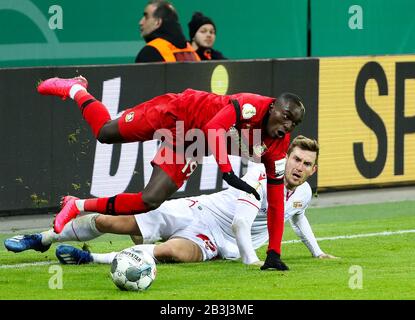 Leverkusen, Deutschland. März 2020. Moussa Diaby (TOP) von Leverkusen spielt mit Christopher Lenz von Union Berlin während eines Viertelfinalspiels um den deutschen Pokal 2019-2020 zwischen Bayer 04 Leverkusen und dem FC Union Berlin in Leverkusen am 4. März 2020. Credit: Joachim Bywaletz/Xinhua/Alamy Live News Stockfoto