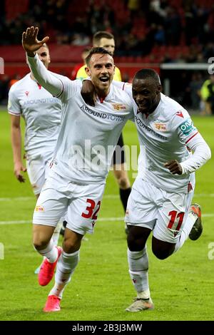 Leverkusen, Deutschland. März 2020. Marcus Ingvartsen (L) von Union Berlin feiert nach einem Punktefahren während eines Viertelfinalspiels des deutschen Pokals 2019-2020 zwischen Bayer 04 Leverkusen und dem FC Union Berlin in Leverkusen am 4. März 2020. Credit: Joachim Bywaletz/Xinhua/Alamy Live News Stockfoto