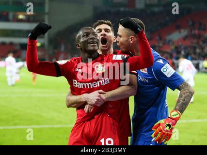 Leverkusen, Deutschland. März 2020. Moussa Diaby (1. L) aus Leverkusen feiert nach einem Treffer in einem Viertelfinalspiel des deutschen Pokals 2019-2020 zwischen Bayer 04 Leverkusen und dem FC Union Berlin in Leverkusen am 4. März 2020. Credit: Joachim Bywaletz/Xinhua/Alamy Live News Stockfoto