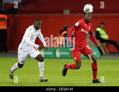 Leverkusen, Deutschland. März 2020. Edmond Tapsoba (R) von Leverkusen viert mit Anthony Ujah von Union Berlin während eines Viertelfinalspiels des deutschen Pokals 2019-2020 zwischen Bayer 04 Leverkusen und dem FC Union Berlin in Leverkusen am 4. März 2020. Credit: Joachim Bywaletz/Xinhua/Alamy Live News Stockfoto