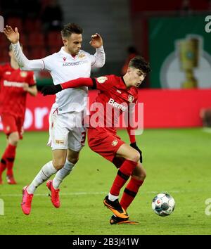 Leverkusen, Deutschland. März 2020. Kai Havertz (R) von Leverkusen spielt mit Marcus Ingvartsen von Union Berlin während eines Viertelfinalspiels des deutschen Pokals 2019-2020 zwischen Bayer 04 Leverkusen und dem FC Union Berlin in Leverkusen am 4. März 2020. Credit: Joachim Bywaletz/Xinhua/Alamy Live News Stockfoto