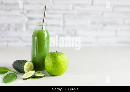 Flasche detox-grüner Smoothie mit apfel, Spinat und Gurke auf weißem Holztisch. Superfood, gesundes Esskonzept. Stockfoto