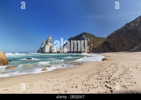 Zerklüftete und dramatische Küste mit riesigen Felsbrocken am Strand Praia da Ursa nahe Cabo da Roca, dem westlichsten Punkt des europäischen Festlandes in Portugal. Stockfoto