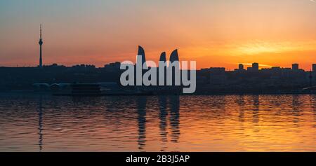 Panoramablick auf den farbenfrohen Sonnenuntergang über der Stadt Baku Stockfoto