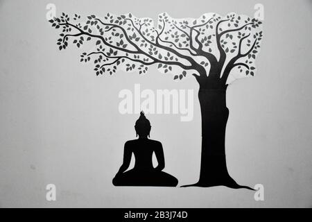 Ahmedabad, Gujarat/Indien - 24. Februar 2020: Buddha, der unter dem Baum meditiert Stockfoto