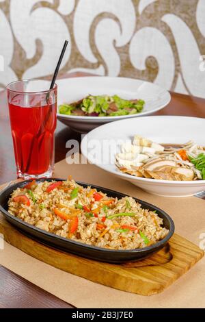 Business-Menü Combo-Menü Abendessen, Drei-Gänge-Abendessen, Reis mit Huhn und Gemüse in einer Pfanne, Salat mit Fleisch und Salat, fo Bo Suppe, Fruchtsalat Stockfoto