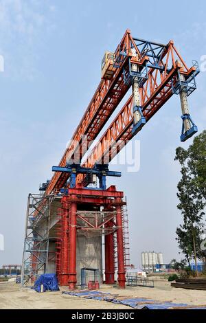 Dhaka. März 2020. Das am 4. März 2020 aufgenommene Foto zeigt die Baustelle des Padma Bridge Rail Link Project in Dhaka, Bangladesch. Die COVID-19-Epidemie wird die Mega-Entwicklungsprojekte, die chinesische Firmen in Bangladesch umsetzen, nicht stark beeinträchtigen, sagte der chinesische Botschafter Li Jiming beim Besuch der Baustelle des größten Padma Bridge Rail Link-Projekts in Bangladesch am Wedenstag. Kredit: Str/Xinhua/Alamy Live News Stockfoto