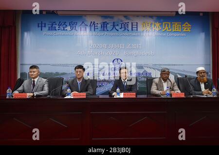 Dhaka, Bangladesch. März 2020. Der chinesische Botschafter in Bangladesch Li Jiming (3., L) nimmt an einer Pressekonferenz im Zusammenhang mit wichtigen Projekten in Bangladesch, die chinesische Unternehmen am 4. März 2020 in Dhaka, Bangladesch, durchführen. Die COVID-19-Epidemie wird die Mega-Entwicklungsprojekte, die chinesische Firmen in Bangladesch umsetzen, nicht stark beeinträchtigen, sagte der chinesische Botschafter Li Jiming beim Besuch der Baustelle des größten Padma Bridge Rail Link-Projekts in Bangladesch am Wedenstag. Kredit: Str/Xinhua/Alamy Live News Stockfoto