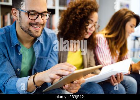 Gruppe von Studenten, die in der Schulbibliothek studieren. Stockfoto