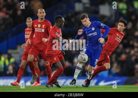 März 2020, Stamford Bridge, London, England; Emirates FA Cup 5th Round, Chelsea V Liverpool: Mason Mount (19) von Chelsea in Aktion Stockfoto