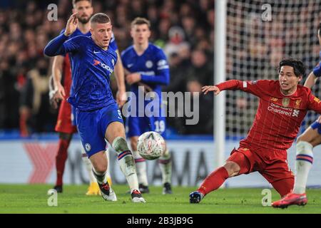 März 2020, Stamford Bridge, London, England; Emirates FA Cup 5th Round, Chelsea V Liverpool: Ross Barkley (08) von Chelsea und Takumi Minamino (18) von Liverpool Stockfoto