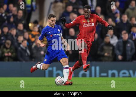 März 2020, Stamford Bridge, London, England; Emirates FA Cup 5th Round, Chelsea V Liverpool: Cesar Azpilicueta (28) von Chelsea und Divock Origi (27) von Liverpool Stockfoto