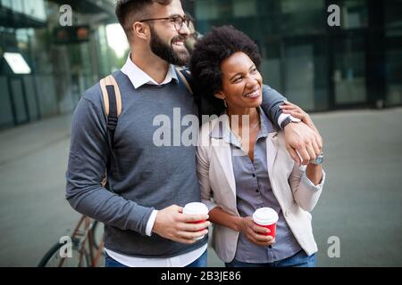 Happy People eco Transport Stadt Fahrrad Spaß Konzept Stockfoto