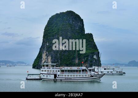 Dschunke, Titop-Insel, Halong-Bucht, Vietnam Stockfoto