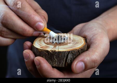 Geben Sie eine Zigarette aus, beenden Sie das Rauchen. Nikotinsucht. Stockfoto