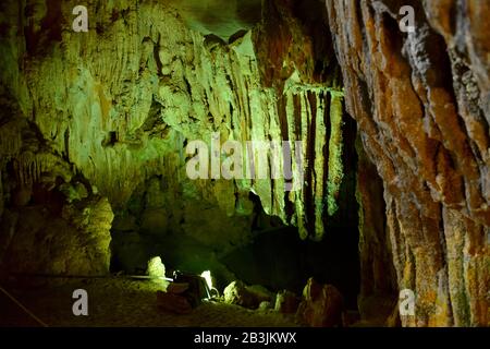 Hang Sung Sot Hoehle, Halong-Bucht, Vietnam Stockfoto