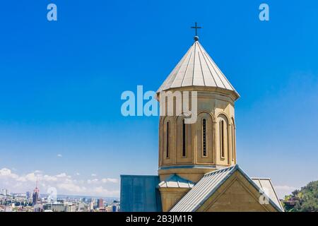 Die St.-Nikolaus-Kirche befindet sich in der berühmten Festung Narikala, Tiflis, Georgien, mit Häusern der Altstadt, die im Hintergrund zu sehen sind Stockfoto