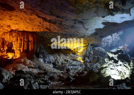 Hang Sung Sot Hoehle, Halong-Bucht, Vietnam Stockfoto