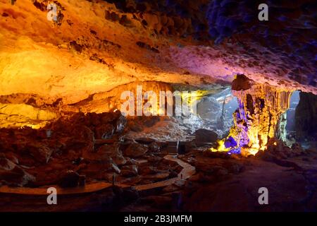 Hang Sung Sot Hoehle, Halong-Bucht, Vietnam Stockfoto