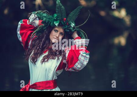 Russische traditionelle Ivan Kupala Feiertagsfeier. Schöne Frau im Kranz wilder Blumen. Urlaub von Ivan Kupala. Stockfoto