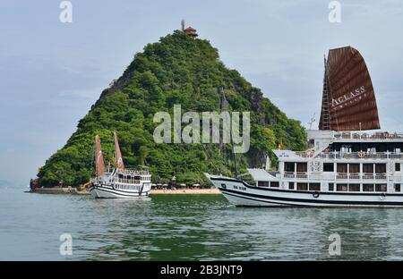 Dschunke, Titop-Insel, Halong-Bucht, Vietnam Stockfoto