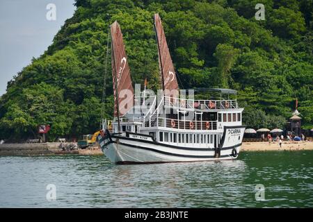 Dschunke, Titop-Insel, Halong-Bucht, Vietnam Stockfoto