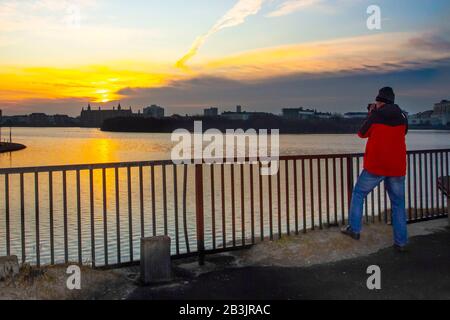 Southport, Merseyside. Wetter in Großbritannien; 5. März 2020. Klarer Himmel und ein kalter Froststart in den Tag am Nordwestküstenort, während sich die Sonne über dem Marine Lake erhebt. Kredit; MediaWorldImages/AlamyLiveNews Stockfoto