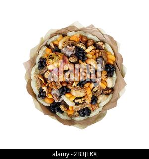 Blumenstrauß aus getrockneten Früchten, Mandeln und gewachsten Rosen als Geschenk auf weißem Grund. Draufsicht Stockfoto