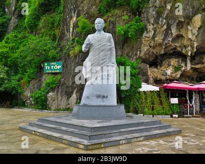 Statue Gherman Titov, Titop-Insel, Halong-Bucht, Vietnam Stockfoto