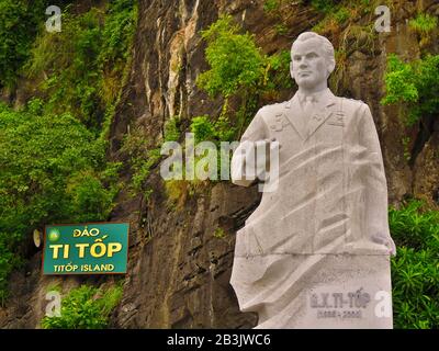 Statue Gherman Titov, Titop-Insel, Halong-Bucht, Vietnam Stockfoto