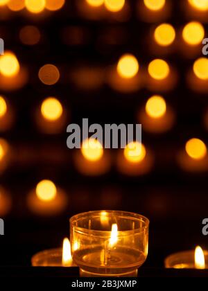 Votivkerze in der Kirche von Starsbourg France Stockfoto