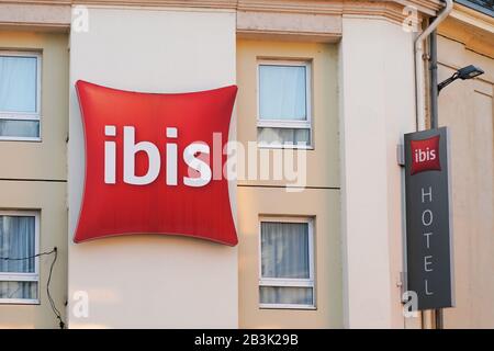 Bordeaux, Aquitanien/Frankreich - 01 18 2020: Ibis Hotel Schild mit rotem Logo Baueingangsmarke Stockfoto