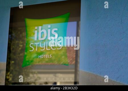 Bordeaux, Aquitanien/Frankreich - 02 21 2020: Ibis Styles Green Pillow Sign Logo Hotelgebäude in frankreich Stockfoto